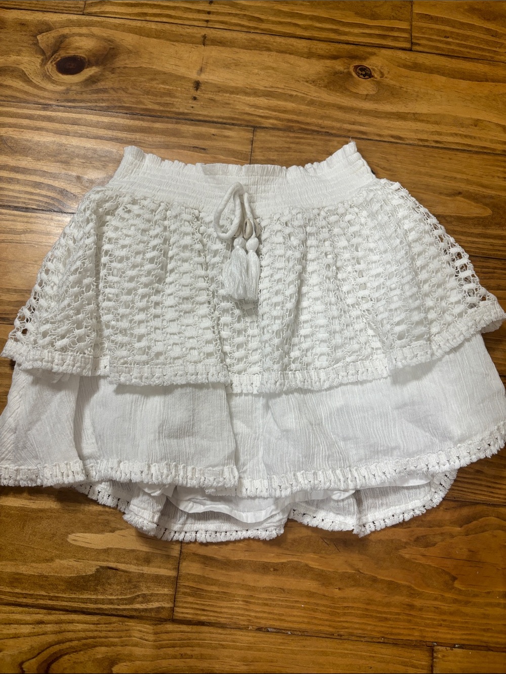 Surf Gypsy Size Small 100% Cotton White Skirt w/Shell Tie, 1 Shell is Cracked